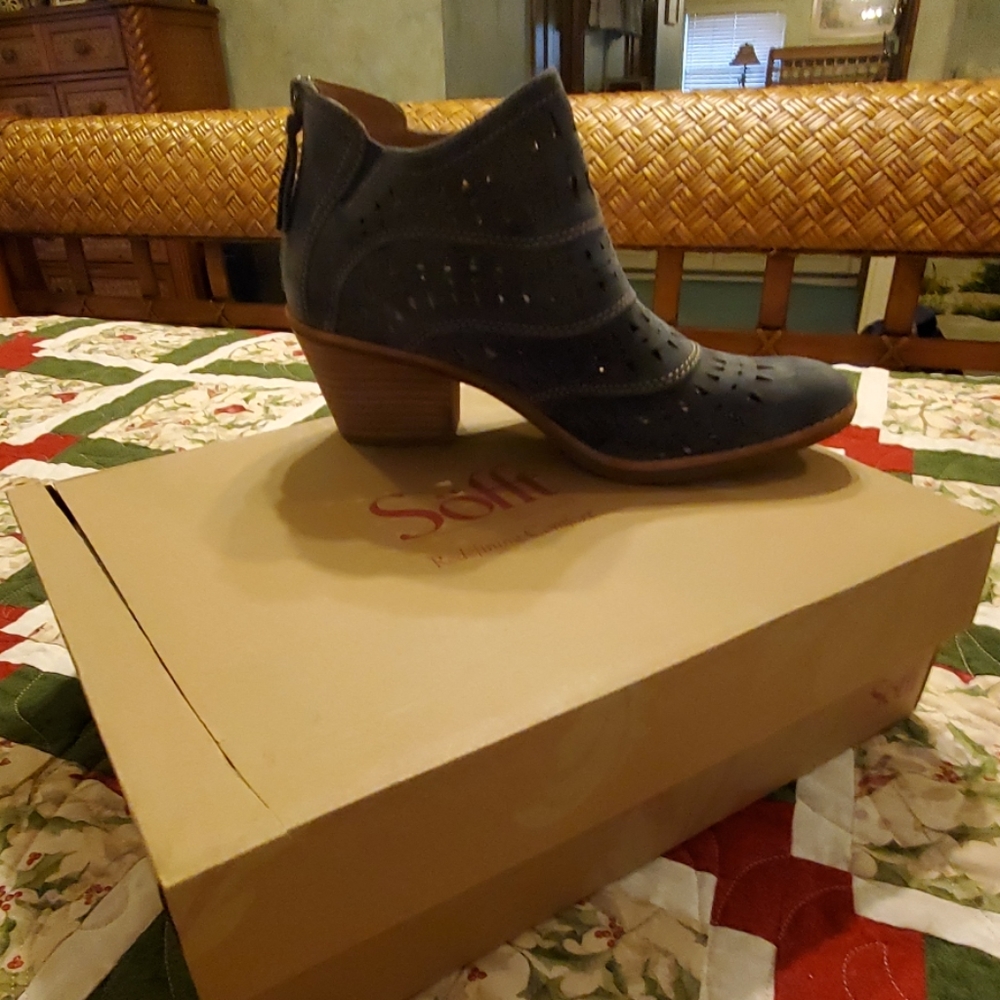 BOOTS - Picture 2 of 8